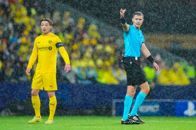 Football, Champions League 2025 2026 Bodo Glimt Monaco Bodo 20251104 Patric Berg and referee Damian Sylwestrzak during the Champions League football match between Bodo Glimt and Monaco at Aspmyra Stadium Photo Fredrik Varfjell NTB Bodo Norway EDITORIAL USE ONLY RESTRICTED USE FOR BETTING COMPANIES  Copyright: xFredrikxVarfjellx xNTBx