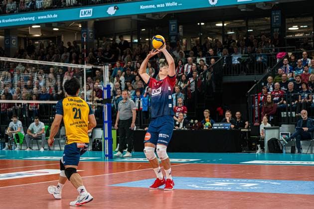 Volleyball I Herren I Saison 2025 2026 I Bundesliga I 5. Spieltag I SVG Lüneburg - VfB Friedrichshafen I 04.11.2025 Santeri Riku Matias Välimaa (12, SVG Lüneburg) spielt den Ball zu Copyright: xLobeca Bjorn-OlexKehmx