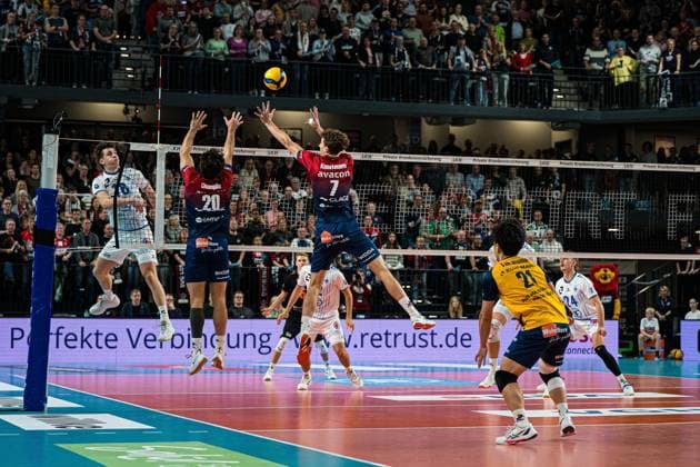 Volleyball I Herren I Saison 2025 2026 I Bundesliga I 5. Spieltag I SVG Lüneburg - VfB Friedrichshafen I 04.11.2025 Ethan Robert Champlin (20, SVG Lüneburg) und Joscha Kunstmann (7, SVG Lüneburg) im Block Copyright: xLobeca Bjorn-OlexKehmx
