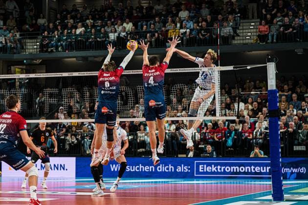 Volleyball I Herren I Saison 2025 2026 I Bundesliga I 5. Spieltag I SVG Lüneburg - VfB Friedrichshafen I 04.11.2025 Jackson Clifford Howe (6, SVG Lüneburg) und Christopher Byam (4, SVG Lüneburg) im Block Copyright: xLobeca Bjorn-OlexKehmx