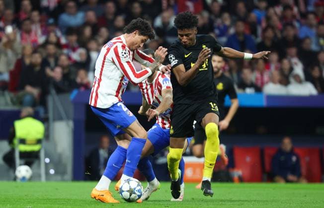Atletico Madrid s Jose Maria Gimenez, and Union s Kevin Rodriguez fight for the ball during a soccer game between Spanish soccer team Atletico Madrid and Belgian Royale Union Saint-Gilloise, Tuesday 04 November 2025 in Madrid, on the fourth day of the League phase of the UEFA Champions League tournament. VIRGINIExLEFOUR  x139023862x