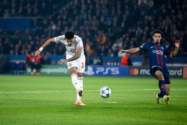 Luis Diaz (FC Bayern Muenchen, 14) trifft das Tor zum 0:1, daneben Warren Zaire-Emery (Paris Saint Germain, 33) , GER, Paris Saint Germain vs FC Bayern Muenchen, Fussball, UEFA Champions League, Ligaphase, 4. Spieltag, Saison 2025 2026, 04.11.2025 GER, FC Bayern Muenchen vs Paris Saint Germain, Fussball, UEFA Champions League, Ligaphase, 4. Spieltag, Saison 2025 2026, 04.11.2025 Paris Copyright: xEibner-Pressefoto Memmlerx EP_MMR