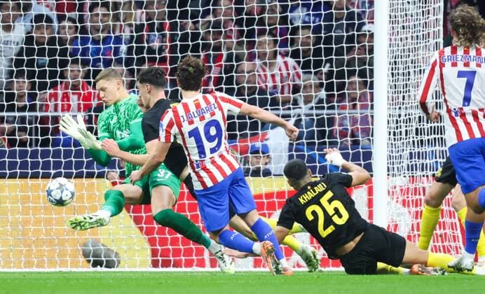 Atletico Madrid s Julian Alvarez and scoring the 1-0 goal during a soccer game between Spanish soccer team Atletico Madrid and Belgian Royale Union Saint-Gilloise, Tuesday 04 November 2025 in Madrid, on the fourth day of the League phase of the UEFA Champions League tournament. VIRGINIExLEFOUR  x139026021x