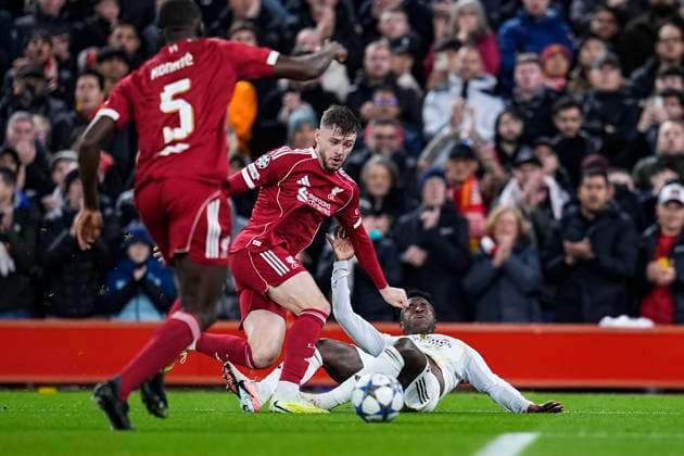 November 4, 2025, Liverpool, Liverpool, England: Conor Bradley of Liverpool FC and Vinicius Junior of Real Madrid CF compete for the ball during the UEFA Champions League 2025 26 League Phase MD4 match between Liverpool FC and Real Madrid CF at Anfield on November 04, 2025 in Liverpool, England. Liverpool England - ZUMAa181 20251104_zaa_a181_103 Copyright: xDennisxAgyemanx