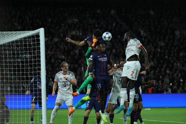 Football Ligue des Champions PSG Bayern de Munich PHOTOPQR LE PARISIEN Olivier Arandel ; Paris ; 04 11 2025 ; Paris, France Parc des Princes Mardi 4 novembre 2025 Sports Football Ligue des Champions UEFA PSG Bayern de Munich - Marquinhos, Willian Pacho et Dayot Upamecano LP Olivier Arandel - UEFA Champions League