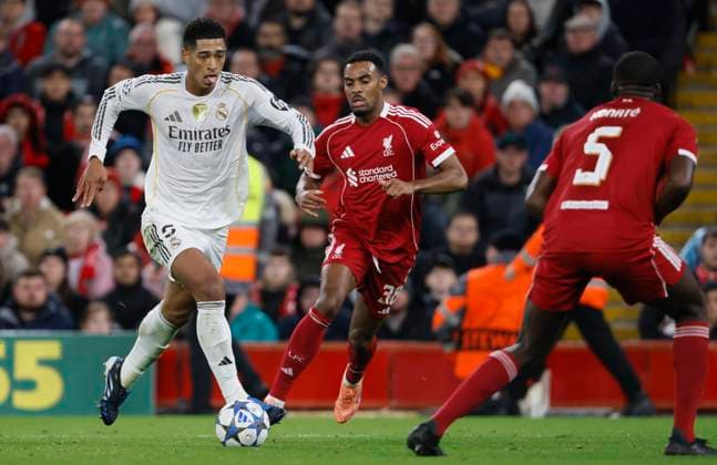 Liverpool FC v Real Madrid C.F. - UEFA Champions League 2025 26 League Phase MD4 Jude Bellingham of Real Madrid CF and Ryan Gravenberch of Liverpool challenge during the UEFA Champions League 2025 26 League Phase MD4 match between Liverpool FC and Real Madrid C.F. at Anfield on November 4, 2025 in Liverpool, England. Liverpool Anfield England United Kingdom Copyright: xRichardxSellers Sportsphoto APLx 14140322