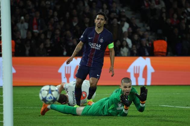 Football Ligue des Champions PSG Bayern de Munich PHOTOPQR LE PARISIEN Olivier Arandel ; Paris ; 04 11 2025 ; Paris, France Parc des Princes Mardi 4 novembre 2025 Sports Football Ligue des Champions UEFA PSG Bayern de Munich - Marquinhos et Lucas Chevalier LP Olivier Arandel