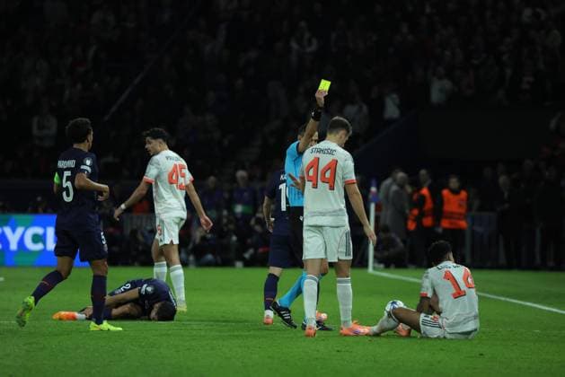Football Ligue des Champions PSG Bayern de Munich PHOTOPQR LE PARISIEN Olivier Arandel ; Paris ; 04 11 2025 ; Paris, France Parc des Princes Mardi 4 novembre 2025 Sports Football Ligue des Champions UEFA PSG Bayern de Munich - Carton jaune pour Luis Diaz LP Olivier Arandel