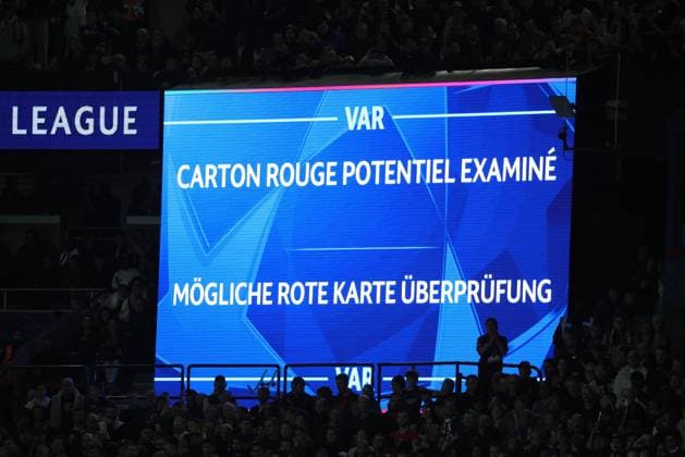 Football Ligue des Champions PSG Bayern de Munich PHOTOPQR LE PARISIEN Olivier Arandel ; Paris ; 04 11 2025 ; Paris, France Parc des Princes Mardi 4 novembre 2025 Sports Football Ligue des Champions UEFA PSG Bayern de Munich - Ecran VAR carton rouge examiné LP Olivier Arandel
