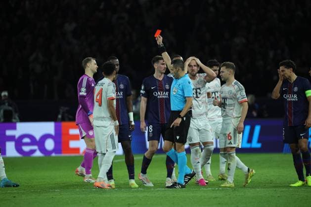 Football Ligue des Champions PSG Bayern de Munich PHOTOPQR LE PARISIEN Olivier Arandel ; Paris ; 04 11 2025 ; Paris, France Parc des Princes Mardi 4 novembre 2025 Sports Football Ligue des Champions UEFA PSG Bayern de Munich - Carton rouge pour Luis Diaz LP Olivier Arandel - UEFA Champions League