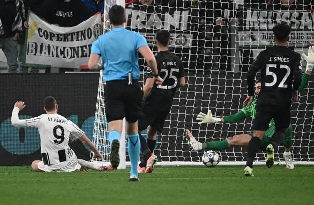 Juventus v Sporting Lisbon - UEFA Champions League TURIN, ITALY, NOVEMBER 4: Juventus Dusan Vlahovic (L) scores his team s first goal during the League phase UEFA Champions League football match between Juventus and Sporting Lisbon at the Juventus Stadium in Turin, Italy, on November 4, 2025. Isabella Bonotto Anadolu Turin World. Editorial use only. Please get in touch for any other usage.  Copyright: x2025xAnadoluxIsabellaxBonottox