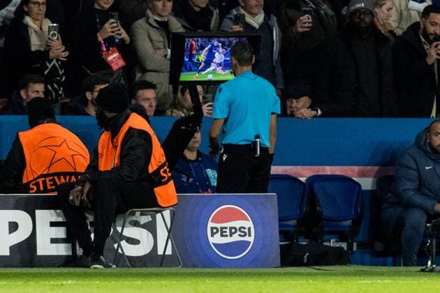 UEFA Champions League: FC Paris Saint-Germain - FC Bayern München; 04.11.2025 Schiedsrichter Maurizio Mariani (ITA) am Videobeweis PARIS, FRANKREICH 4. NOVEMBER: UEFA Champions League Spieltag 4, FC Paris Saint-Germain vs FC Bayern München, Parc des Princes am 04.11..2025 Copyright: xBEAUTIFULxSPORTS Wunderlx
