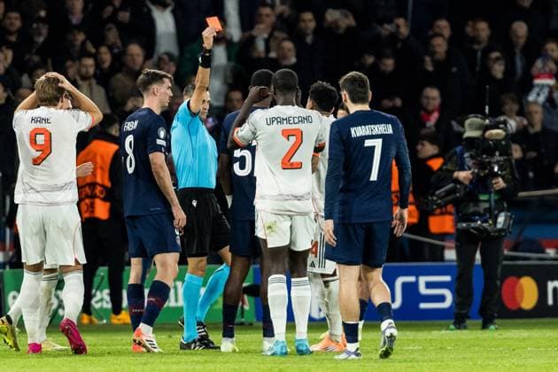 UEFA Champions League: FC Paris Saint-Germain - FC Bayern München; 04.11.2025 Schiedsrichter Maurizio Mariani (ITA) zeigt Luis Diaz (FC Bayern München, 14) Rot PARIS, FRANKREICH 4. NOVEMBER: UEFA Champions League Spieltag 4, FC Paris Saint-Germain vs FC Bayern München, Parc des Princes am 04.11..2025 Copyright: xBEAUTIFULxSPORTS Wunderlx