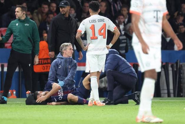 PSG-Bayern LP Olivier Lejeune PHOTOPQR LE PARISIEN LP Olivier Lejeune ; Paris ; 04 11 2025 ; Mardi 4 novembre 2025, PSG-Bayern en Ligue des champions au Parc des Princes. Blessure d Achraf Hakimi LP Olivier Lejeune - UEFA Champions League