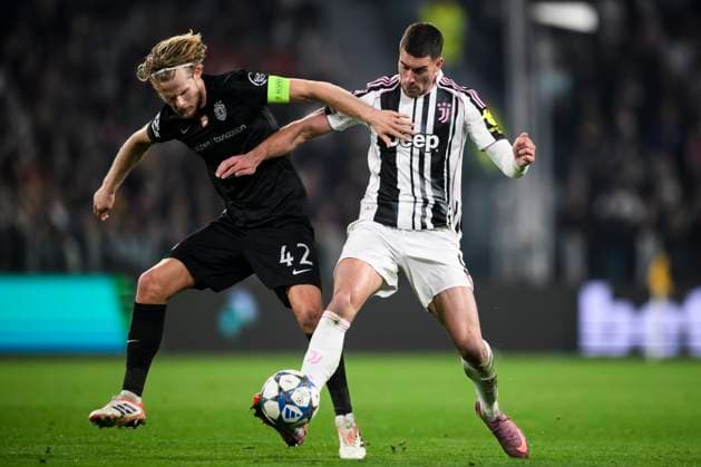 Juventus FC v Sporting CP - UEFA Champions League Morten Hjulmand of Sporting CP competes for the ball with Dusan Vlahovic of Juventus FC during the UEFA Champions League 2025 26 league phase football match between Juventus FC and Sporting CP. Turin Italy Copyright: xNicolòxCampox