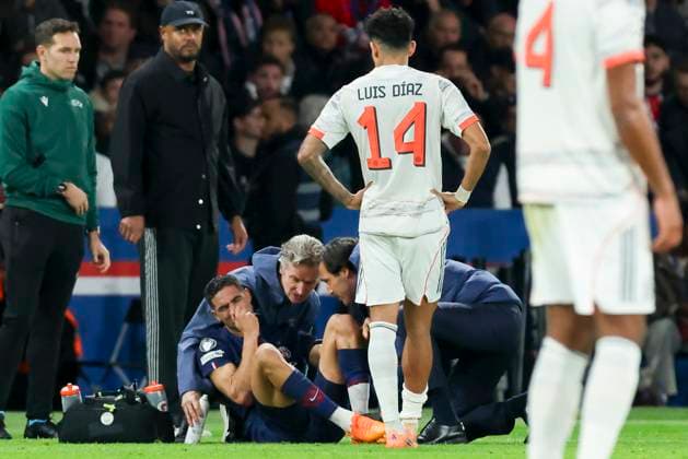 Achraf Hakimi (Paris Saint-Germain) liegt verletzt auf dem Rasen, UEFA Champions League 2025 26 League Phase MD4, Paris Saint-Germain v FC Bayern München, Parc des Princes am 04. November 2025 in Paris, Frankreich. (Foto von Marco Steinbrenner DeFodi Images) Achraf Hakimi (Paris Saint-Germain) is lying injured on the grass, UEFA Champions League 2025 26 League Phase MD4, Paris Saint-Germain v FC Bayern München, Parc des Princes, November 4, 2025 in Paris, France. (Photo by Marco Steinbrenner DeFodi Images) Achraf Hakimi Paris Saint Germain is lying injured on the grass, UEFA Champions League 2025 26 League Phase MD4, Paris Saint Germain v FC Bayern München, Parc des Princes on November 04, 2025 in Paris, France Photo by Marco Steinbrenner DeFodi Images Achraf Hakimi Paris Saint Germain is lying injured on the grass, UEFA Champions League 2025 26 League Phase MD4, Paris Saint Germain v FC Bayern München, Parc des Princes, November 4, 2025 in Paris, France Photo by Marco Steinbrenner DeFodi Images