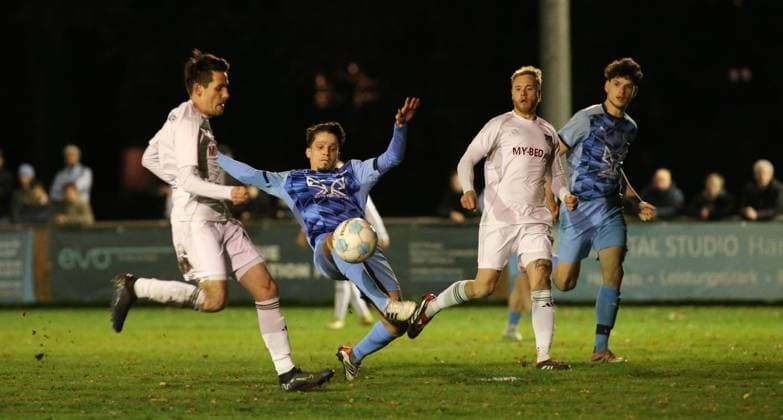 Fußball, Saison 2025 2026, Lotto-Pokal, Hamburg, 4. Runde, Spielvereinigung Blankenese - TuS Dassendorf. Eyke Kleine (TuS, l.), Cengiz Karaduman (Blankenese, M.), Sven Möller. Blankenese Hamburg