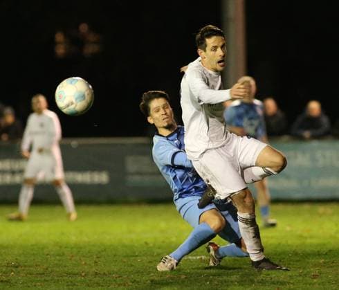 Fußball, Saison 2025 2026, Lotto-Pokal, Hamburg, 4. Runde, Spielvereinigung Blankenese - TuS Dassendorf. Eyke Kleine (TuS, r.), Cengiz Karaduman. Blankenese Hamburg
