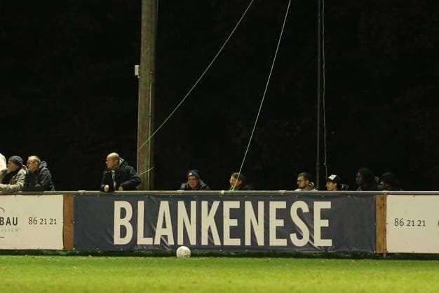 Fußball, Saison 2025 2026, Lotto-Pokal, Hamburg, 4. Runde, Spielvereinigung Blankenese - TuS Dassendorf. Werbebande mit dem Schriftzug Blankenese auf dem Rasenplatz am Sülldorfer Kirchenweg. Blankenese Hamburg