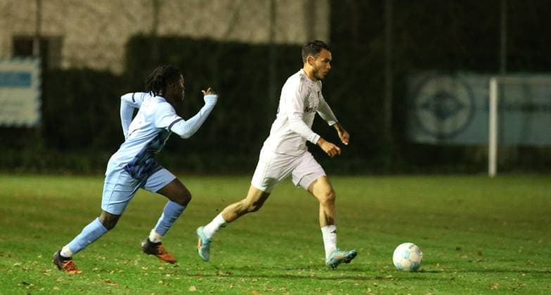 Fußball, Saison 2025 2026, Lotto-Pokal, Hamburg, 4. Runde, Spielvereinigung Blankenese - TuS Dassendorf. Djakaridja Dagnogo, Len Aike Strömer (TuS, r.). Blankenese Hamburg