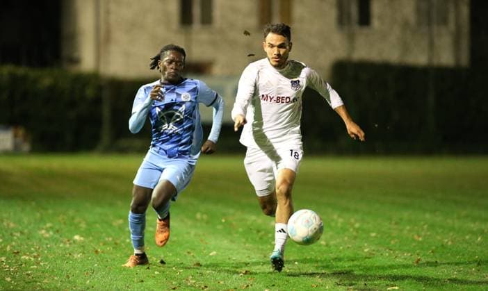 Fußball, Saison 2025 2026, Lotto-Pokal, Hamburg, 4. Runde, Spielvereinigung Blankenese - TuS Dassendorf. Djakaridja Dagnogo, Len Aike Strömer (TuS, r.). Blankenese Hamburg