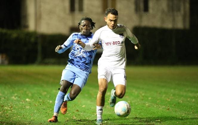 RECORD DATE NOT STATED Fußball, Saison 2025 2026, Lotto-Pokal, Hamburg, 4. Runde, Spielvereinigung Blankenese - TuS Dassendorf. Djakaridja Dagnogo, Len Aike Strömer (TuS, r.). Blankenese Hamburg