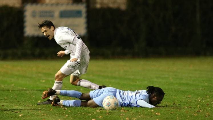 Fußball, Saison 2025 2026, Lotto-Pokal, Hamburg, 4. Runde, Spielvereinigung Blankenese - TuS Dassendorf. Eyke Kleine (TuS, l.), Djakaridja Dagnogo. Blankenese Hamburg