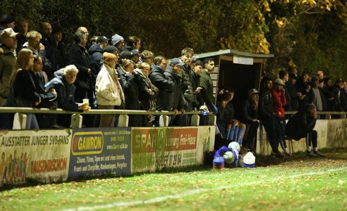 Fußball, Saison 2025 2026, Lotto-Pokal, Hamburg, 4. Runde, Spielvereinigung Blankenese - TuS Dassendorf. Zuschauer auf dem Sportplatz an der Waldesruh. Blankenese Hamburg