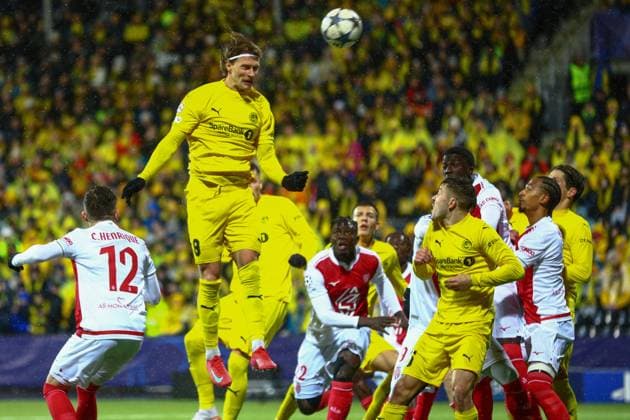 Football, Champions League 2025 2026 Bodo Glimt Monaco Bodo 20251104 Bodo Glimts Kasper Hogh heads the ball during the Champions League football match between Bodo Glimt and Monaco at Aspmyra Stadium Photo Mats Torbergsen NTB Bodo Norway EDITORIAL USE ONLY RESTRICTED USE FOR BETTING COMPANIES  Copyright: xMatsxTorbergsenx xNTBx