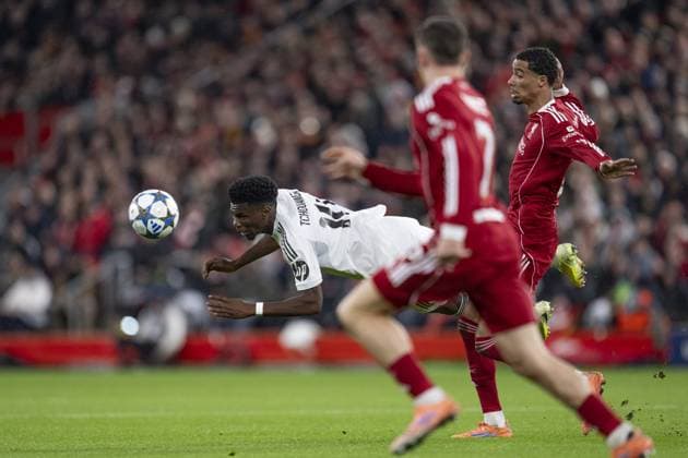 LIVERPOOL, ENGLAND - NOVEMBER 01: Hugo Ekitike of Liverpool (R) and Aurélien Tchouaméni of Real Madrid (L) fight for possession during the UEFA Champions League match between Liverpool and Real Madrid at Anfield on November 04, 2025 in Liverpool, England. (Photo by Will Palmer Agencia LOF SPP) Copyright: xWillxPalmer AgenciaxLOF SportsxPx Sportspressphoto_SPR56789