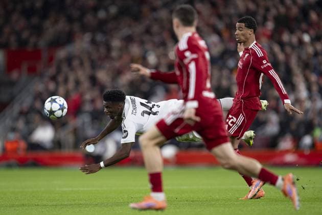 LIVERPOOL, ENGLAND - NOVEMBER 01: Hugo Ekitike of Liverpool (R) and Aurélien Tchouaméni of Real Madrid (L) fight for possession during the UEFA Champions League match between Liverpool and Real Madrid at Anfield on November 04, 2025 in Liverpool, England. (Photo by Will Palmer Agencia LOF SPP) Copyright: xWillxPalmer AgenciaxLOF SportsxPx Sportspressphoto_SPR56790