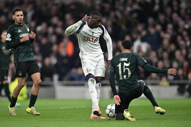 LONDON, ENGLAND - NOVEMBER 04: Randal Kolo Muani of Tottenham Hotspurs and Marcos Lopez of FC Copenhagen during the UEFA Champions League 2025 26 League Phase MD4 match between Tottenham Hotspur and F.C. Copenhagen at Tottenham Hotspur Stadium on November 04, 2025 in London, England. Photo Sebastian Frej Tottenham Hotspur v F.C. Copenhagen - UEFA Champions League 2025 26 League Phase MD4 Copyright: xSebastianxFrejx