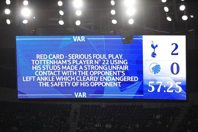Tottenham Hotspur v FC Copenhagen Champions League 04 11 2025. VAR Red Card Tottenham Hotspur Midfielder Brennan Johnson (22) os sent off after Match Referee Erik Lambrechts speaks to Bram Van Driessche during the Champions League match between Tottenham Hotspur and FC Copenhagen at Tottenham Hotspur Stadium, London, United Kingdom on 4 November 2025. London Tottenham Hotspur Stadium London United Kingdom Editorial use only , Copyright: xChrisxFoxwellx PSI-23163-0032