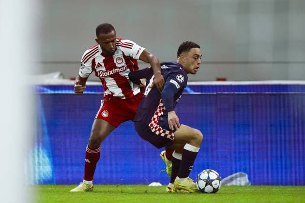 PIRAEUS - (L-R) Ayoub El Kaabi of Olympiacos FC, Sergino Dest of PSV Eindhoven during the UEFA Champions League match between Olympiacos FC and PSV Eindhoven at the Georgios Karaiskakis Stadium on November 4, 2025, in Piraeus, Greece. ANP MAURICE VAN STEEN UEFA Champions League Matchday 4 2025-2026 xVIxANPxSportx xxANPxIVx 541242834 originalFilename: 541242834.jpg