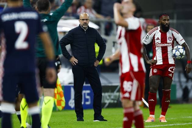 PIRAEUS - PSV Eindhoven coach Peter Bosz during the UEFA Champions League match between Olympiacos FC and PSV Eindhoven at the Georgios Karaiskakis Stadium on November 4, 2025, in Piraeus, Greece. ANP MAURICE VAN STEEN UEFA Champions League Matchday 4 2025-2026 xVIxANPxSportx xxANPxIVx 541243065 originalFilename: 541243065.jpg
