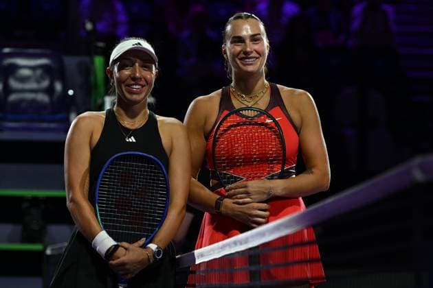 WTA, Tennis Damen Finals 2025 in Riyadh - Day Four RIYADH, SAUDI ARABIA - NOVEMBER 4: Aryna Sabalenka and Jessica Pegula of the United States pose for a photo ahead of their second group-stage match on Day 4 of the 2025 WTA Finals, part of the Hologic WTA Tour, at King Saud University Indoor Arena in Riyadh, Saudi Arabia, on November 4, 2025. Artur Widak Anadolu Riyadh Saudi Arabia. Editorial use only. Please get in touch for any other usage.  Copyright: x2025xAnadoluxArturxWidakx