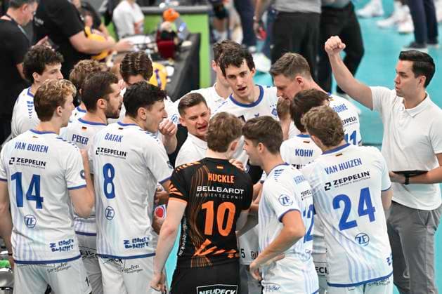 GER; 1.VBL, SVG Lueneburg vs VfB Friedrichshafen 04.11.2025, LKH Arena, Lueneburg, GER; 1. VBL, SVG Lueneburg vs VfB Friedrichshafen im Bild Trainer Adam Swaczyna (Friedrichshafen) spricht mit seiner Mannschaft