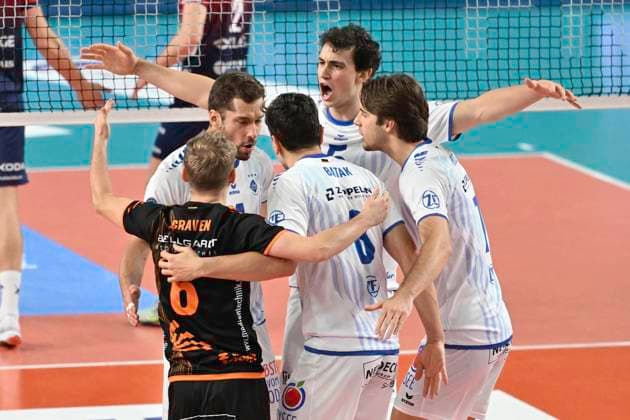 GER; 1.VBL, SVG Lueneburg vs VfB Friedrichshafen 04.11.2025, LKH Arena, Lueneburg, GER; 1. VBL, SVG Lueneburg vs VfB Friedrichshafen im Bild die Friedrichshafener Mannschaft jubelt