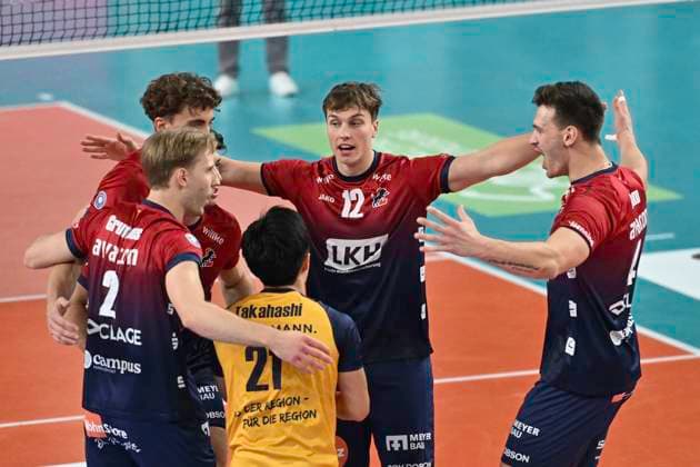 GER; 1.VBL, SVG Lueneburg vs VfB Friedrichshafen 04.11.2025, LKH Arena, Lueneburg, GER; 1. VBL, SVG Lueneburg vs VfB Friedrichshafen im Bild die Lueneburger Mannschaft jubelt