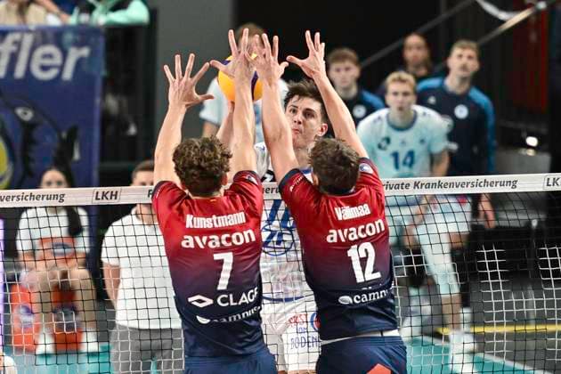 GER; 1.VBL, SVG Lueneburg vs VfB Friedrichshafen 04.11.2025, LKH Arena, Lueneburg, GER; 1. VBL, SVG Lueneburg vs VfB Friedrichshafen im Bild Joscha Kunstmann (Lueneburg 07) und Santeri Välimaa (Lueneburg 12) versuchen sich gegen Simon Kohn (Friedrichshafen 16) durchzusetzen