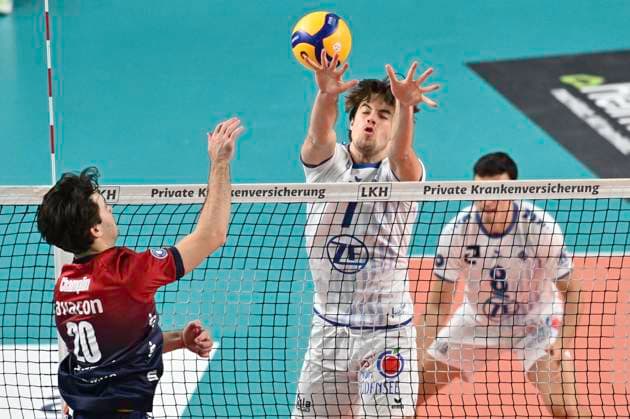 GER; 1.VBL, SVG Lueneburg vs VfB Friedrichshafen 04.11.2025, LKH Arena, Lueneburg, GER; 1. VBL, SVG Lueneburg vs VfB Friedrichshafen im Bild Daniel Gruvaeus (Lueneburg 20) versucht sich gegen Kyle Patrick Hobus (Friedrichshafen 07) durchzusetzen