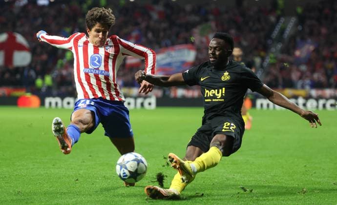 Atletico Madrid s Giuliano Simeone and Union s Ousseynou Niang fight for the ball during a soccer game between Spanish soccer team Atletico Madrid and Belgian Royale Union Saint-Gilloise, Tuesday 04 November 2025 in Madrid, on the fourth day of the League phase of the UEFA Champions League tournament. VIRGINIExLEFOUR  x139031374x