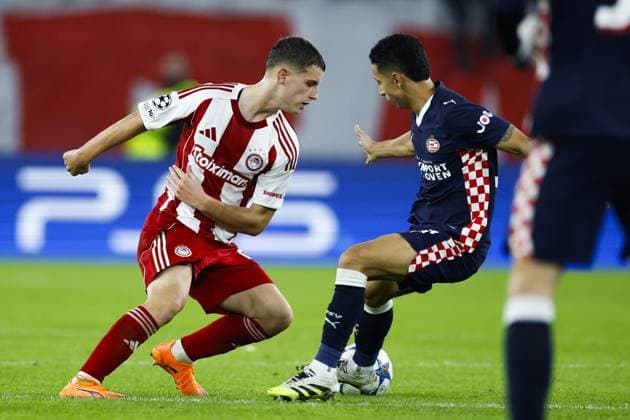 PIRAEUS - (L-R) Christos Mouzakitis of Olympiacos FC, Mauro Junior of PSV Eindhoven during the UEFA Champions League match between Olympiacos FC and PSV Eindhoven at the Georgios Karaiskakis Stadium on November 4, 2025, in Piraeus, Greece. ANP MAURICE VAN STEEN UEFA Champions League Matchday 4 2025-2026 xVIxANPxSportx xxANPxIVx 541243974 originalFilename: 541243974.jpg