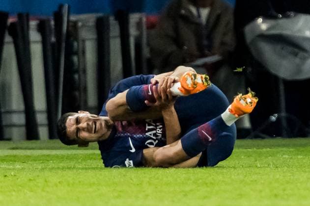 UEFA Champions League: FC Paris Saint-Germain - FC Bayern München; 04.11.2025 Achraf Hakimi (FC Paris Saint-Germain, 2) mit Schmerzen auf dem Boden nach Foul durch Luis Diaz (FC Bayern München, 14) PARIS, FRANKREICH 4. NOVEMBER: UEFA Champions League Spieltag 4, FC Paris Saint-Germain vs FC Bayern München, Parc des Princes am 04.11..2025 Copyright: xBEAUTIFULxSPORTS Wunderlx