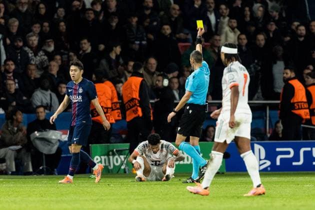 UEFA Champions League: FC Paris Saint-Germain - FC Bayern München; 04.11.2025 Luis Diaz (FC Bayern München, 14) sieht zunächst Gelb PARIS, FRANKREICH 4. NOVEMBER: UEFA Champions League Spieltag 4, FC Paris Saint-Germain vs FC Bayern München, Parc des Princes am 04.11..2025 Copyright: xBEAUTIFULxSPORTS Wunderlx
