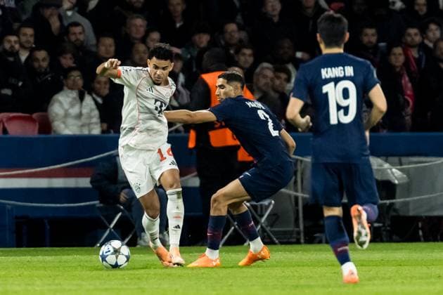 UEFA Champions League: FC Paris Saint-Germain - FC Bayern München; 04.11.2025 Zweikampf Luis Diaz (FC Bayern München, 14), Achraf Hakimi (FC Paris Saint-Germain, 2) PARIS, FRANKREICH 4. NOVEMBER: UEFA Champions League Spieltag 4, FC Paris Saint-Germain vs FC Bayern München, Parc des Princes am 04.11..2025 Copyright: xBEAUTIFULxSPORTS Wunderlx