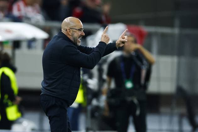 PIRAEUS - PSV Eindhoven coach Peter Bosz during the UEFA Champions League match between Olympiacos FC and PSV Eindhoven at the Georgios Karaiskakis Stadium on November 4, 2025, in Piraeus, Greece. ANP MAURICE VAN STEEN UEFA Champions League Matchday 4 2025-2026 xVIxANPxSportx xxANPxIVx 541245711 originalFilename: 541245711.jpg
