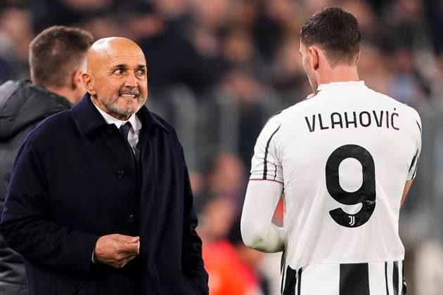 Juventus s head coach Luciano Spalletti speak to Juventus™s Dusan Vlahovic during the Uefa Champions League soccer match, between Juventus and Sporting CP at the Allianz Stadium in Turin, League phase Matchday 4, north west Italy - Tuesday, November 4, 2025. - Soccer  Copyright: xFabioxFerrari LaPressex
