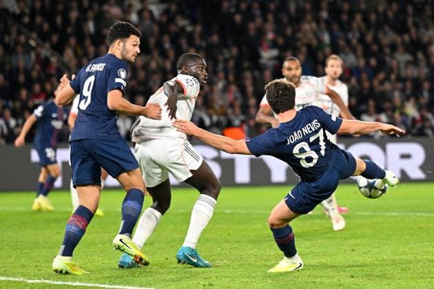 Paris, Parc des Princes, 04.11.25, FRA, Herren, UEFA Champions Leaugue, Saison 2025-2026, Paris Saint Germain - FC Bayern Muenchen Bild: JOAO NEVES (Paris) macht das Tor zum 1:2 UEFA regulations prohibit any use of photographs as image sequences and or quasi-video. Ile-de-France Frankreich