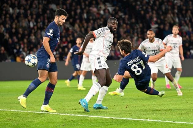 Paris, Parc des Princes, 04.11.25, FRA, Herren, UEFA Champions Leaugue, Saison 2025-2026, Paris Saint Germain - FC Bayern Muenchen Bild: JOAO NEVES (Paris) macht das Tor zum 1:2 UEFA regulations prohibit any use of photographs as image sequences and or quasi-video. Ile-de-France Frankreich